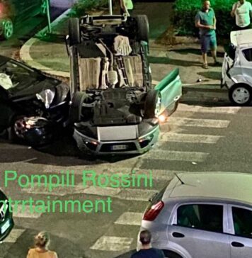 incidente ostia auto ribalta