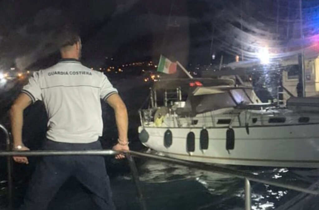 Incendio nel porto turistico: barca in fiamme portata a largo dalla Guardia Costiera di Civitavecchia 1