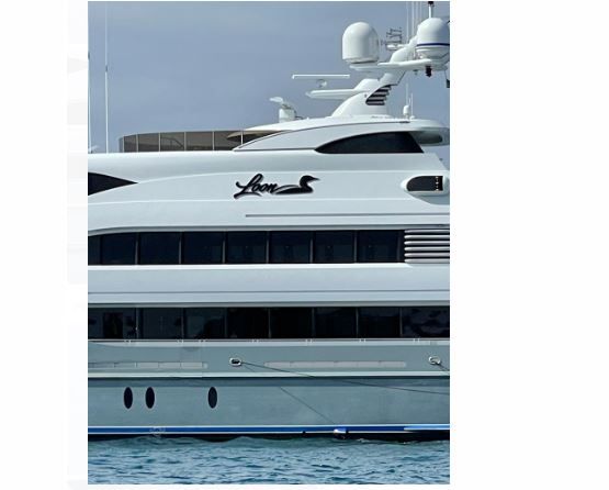 Ostia, approda sulla spiaggia di Ponente “Loon”, lo yacht superlusso lungo 54 metri 1