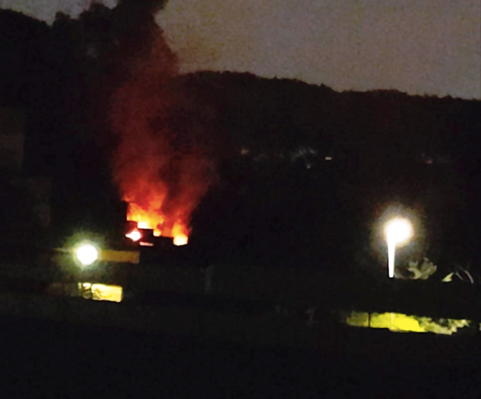 Incendio a Villa Gordiani: fiamme nella notte a ridosso di una scuola 1