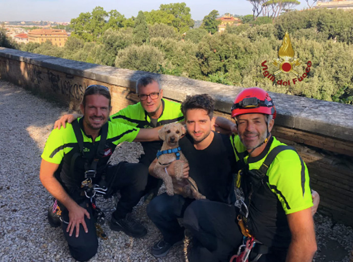 Precipita oltre il muro di Villa Borghese: cane salvato dal nucleo Speleo Alpino Fluviale 1