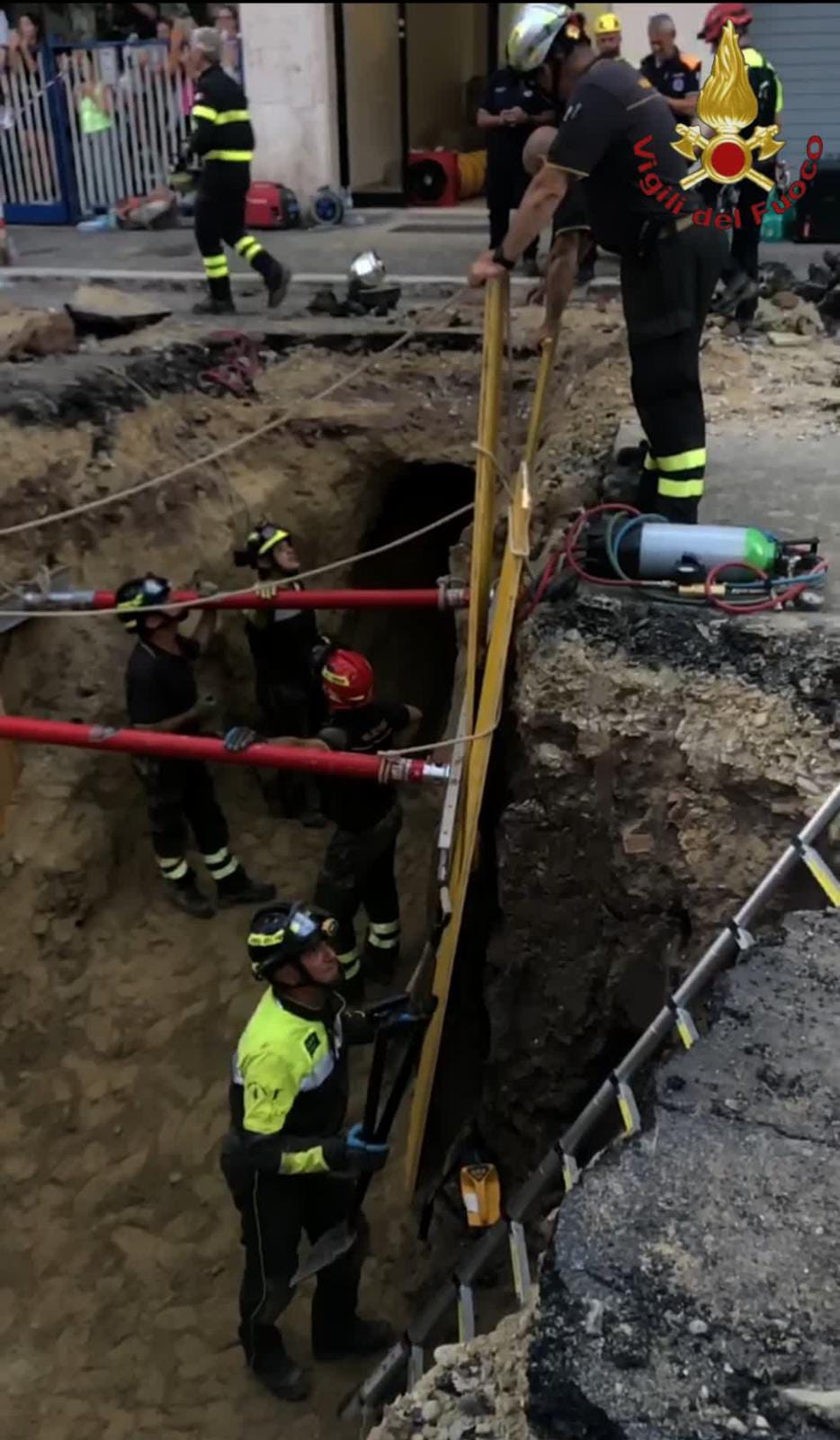 Roma, banda del buco in azione: salvato in extremis ladro rimasto incastrato nel tunnel 5