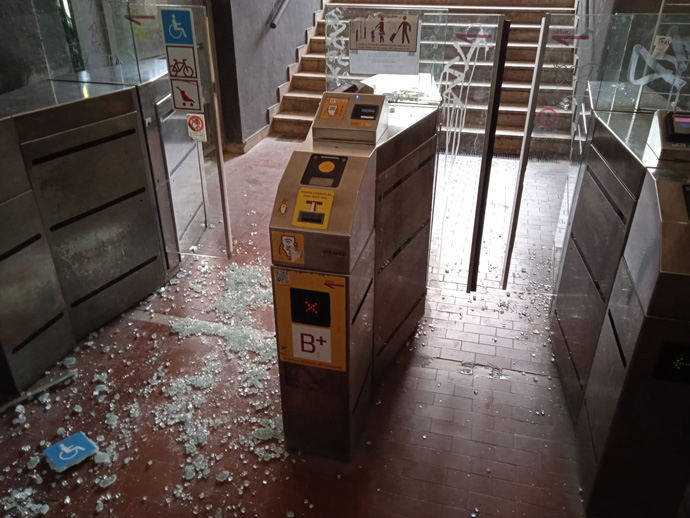 Vandali alla Stazione Metromare Tor di Valle: distrutti i tornelli dei disabili 1