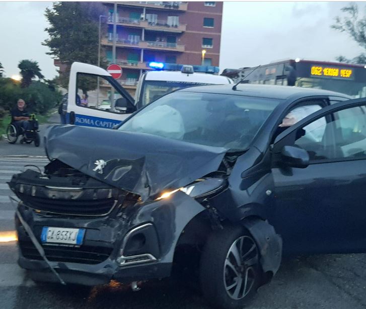 Ostia, incidente tra due auto a Piazza dei Canotti: auto distrutte, incrocio tra i più letali 1