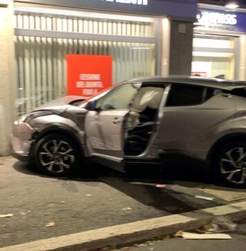 incidente auto marciapiede