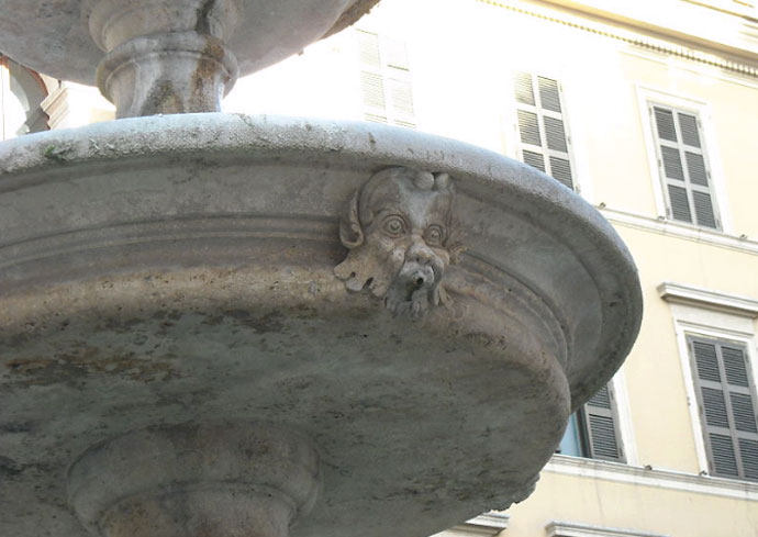 Roma, la Fontana dei Catecumeni usata come panchina per mangiare: multa salata per un 55enne 1