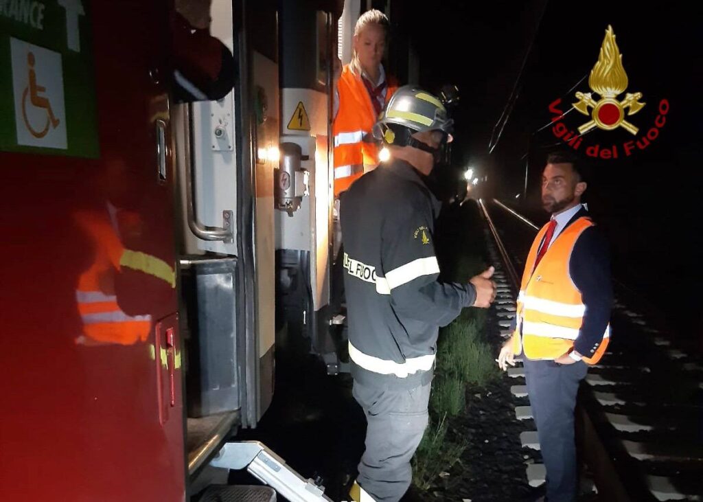 Cavo tranciato dal maltempo: paura per 250 persone a bordo di un treno sulla Roma-Pisa 1