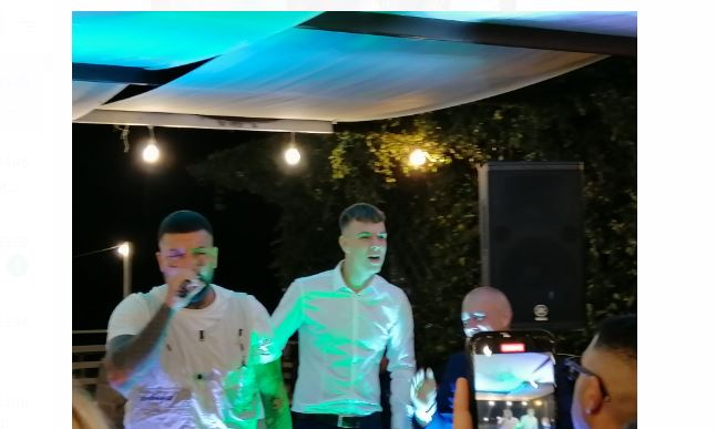 Ostia Antica, Niko Pandetta festeggia cantando alla “Tenuta dei Piani” il disco d'oro con "Bella vita" (VIDEO) 2