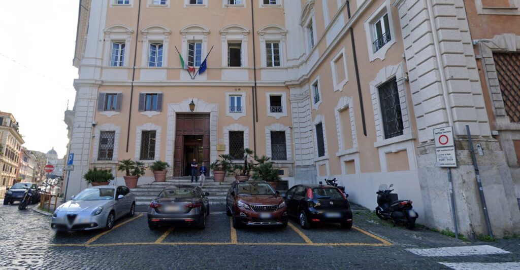 Roma, auto piomba sulla scalinata di Palazzo Cimarra: sfiorata la tragedia (VIDEO) 1