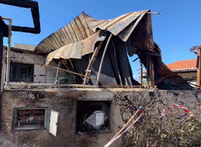 Fiumicino, fulmine colpisce il magazzino dello stabilimento: prende fuoco il locale 1