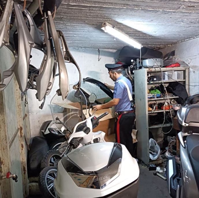 Roma, scoperto deposito di scooter rubati: nel garage privato le parti smembrate dei veicoli 2