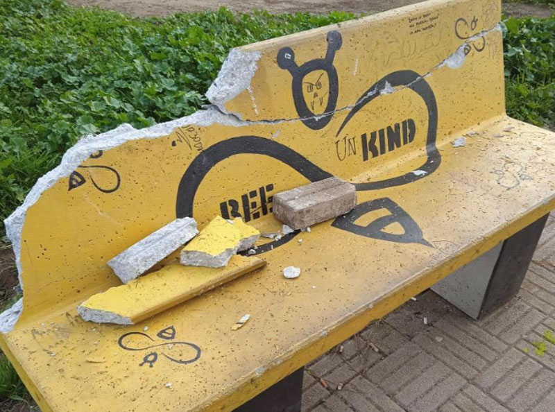 Ostia, vandali a Parco Pietro Rosa: panchine distrutte nella notte 1