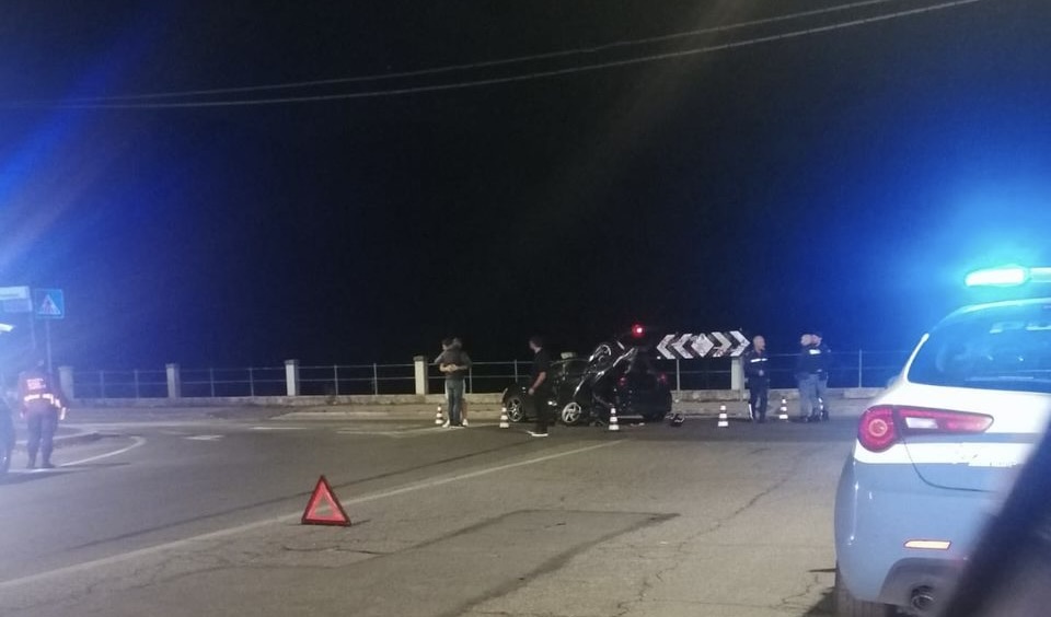 Ostia, scontro auto-scooter: 17enne in codice rosso 1