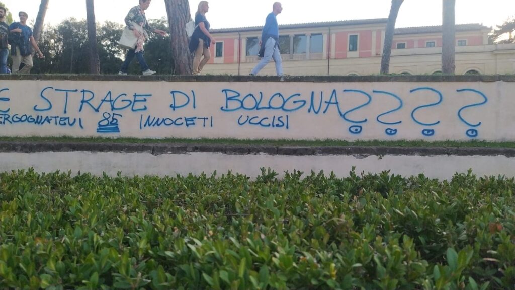 Villa Borghese vandalizzata: scritte contro il Papa, i gay e Giorgia Meloni. Le foto shock 2