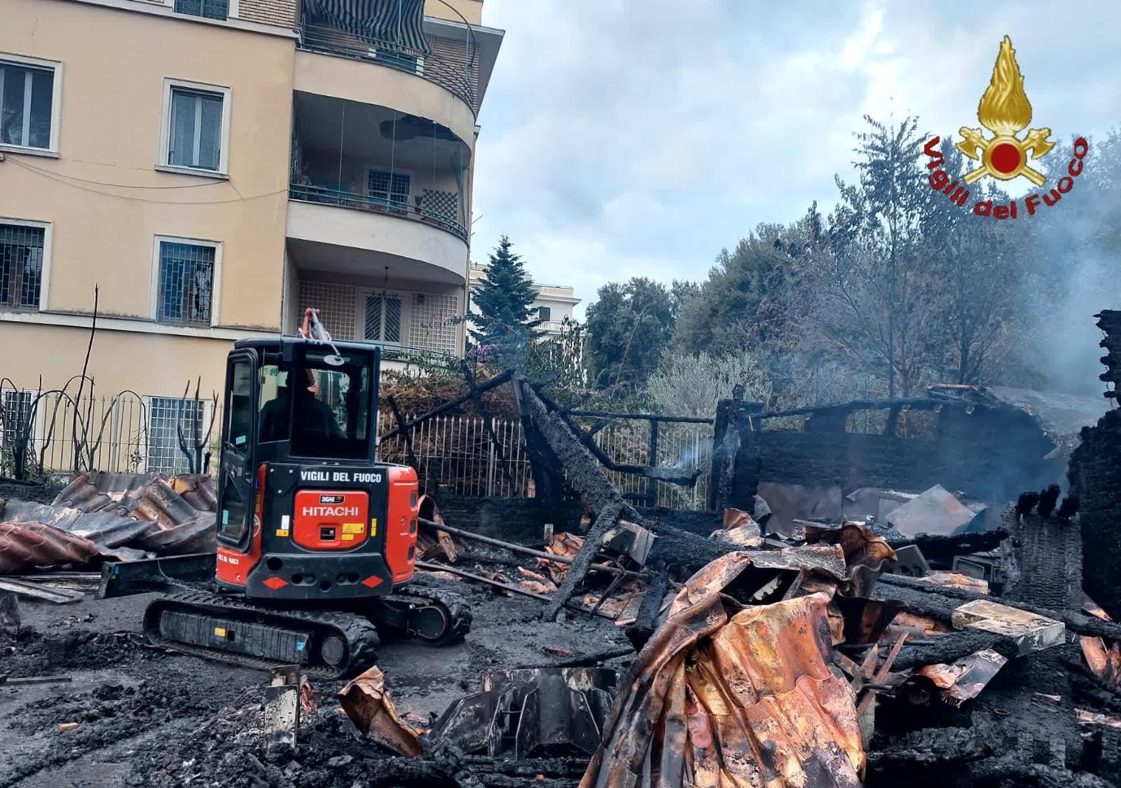 Roma, in fiamme il chiosco della Casina dei Pini: danni a una palazzina e per sei auto in sosta 1