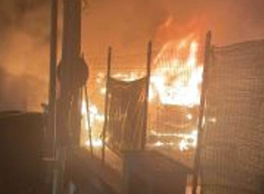 Inferno di fuoco ad Ostia Antica, auto va in fiamme. Tragedia sfiorata (VIDEO) 1