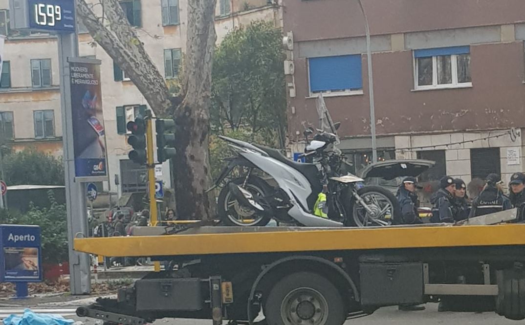 Roma, incidente tra camion e scooter: muoiono Dennis Di Tuccio e Riccardo Marchese (VIDEO) 1