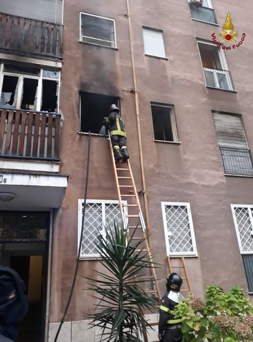 Roma, risveglio infuocato: va in fiamme appartamento, i pompieri evitano il peggio 1