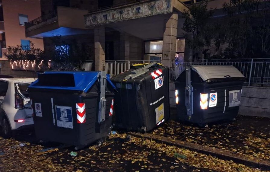 Roma, auto sbanda e si schianta contro cassonetti ed auto in sosta: tragedia sfiorata 1