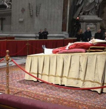 la salma esposta di Benedetto XVI a San Pietro
