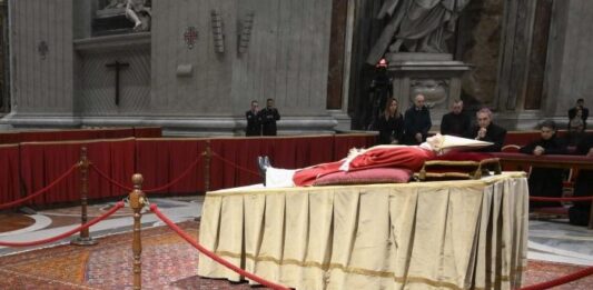 la salma esposta di Benedetto XVI a San Pietro