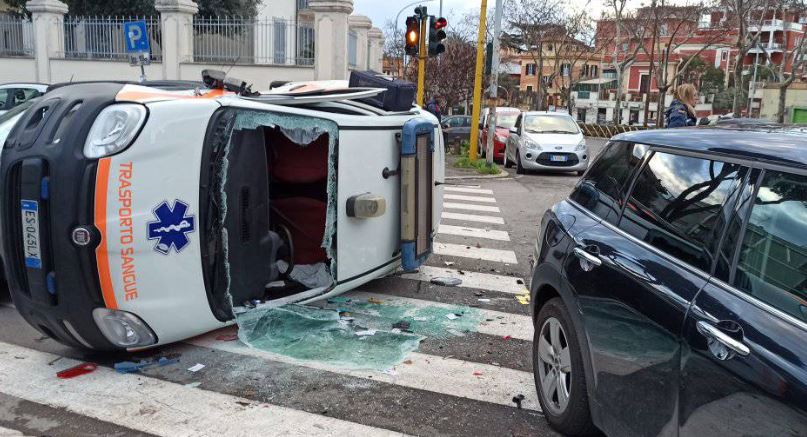 Roma, incidente tra auto medica e macchina: un ricoverato in codice rosso 1