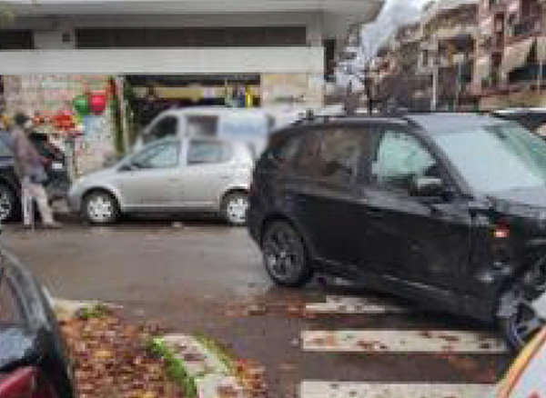 Roma, furgone finisce dentro un negozio dopo lo scontro con un'auto: due feriti  1