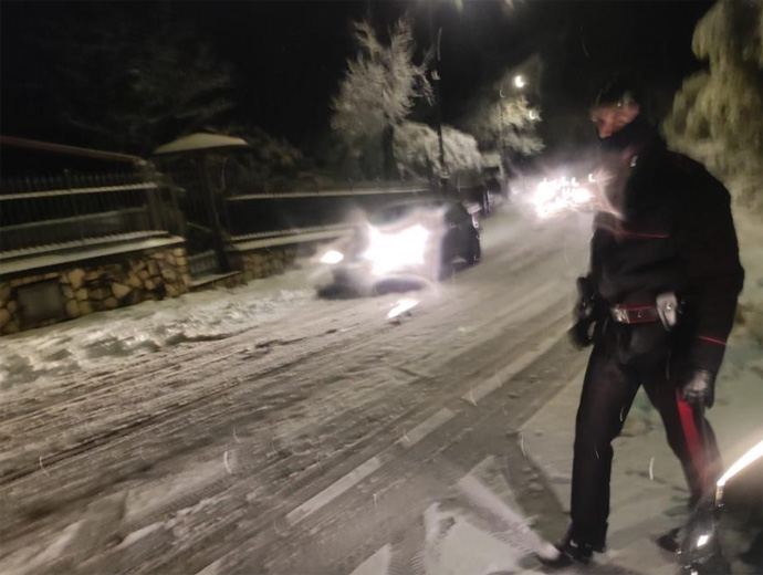 Neve abbondante, l'invito dei Carabinieri ad evitare di avventurarsi sulla Provinciale 1