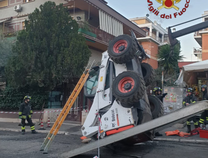 Roma, macchina escavatrice si ribalta: conducente al pronto soccorso 2