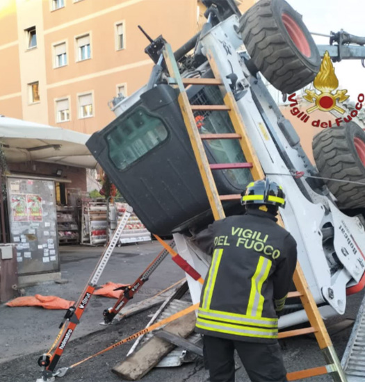 Roma, macchina escavatrice si ribalta: conducente al pronto soccorso 1