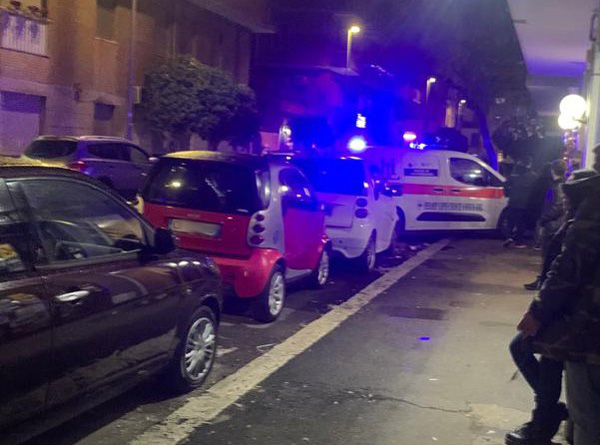 "Mio figlio minaccia di uccidermi": Polizia e Vigili del fuoco chiudono strada a Ostia 1