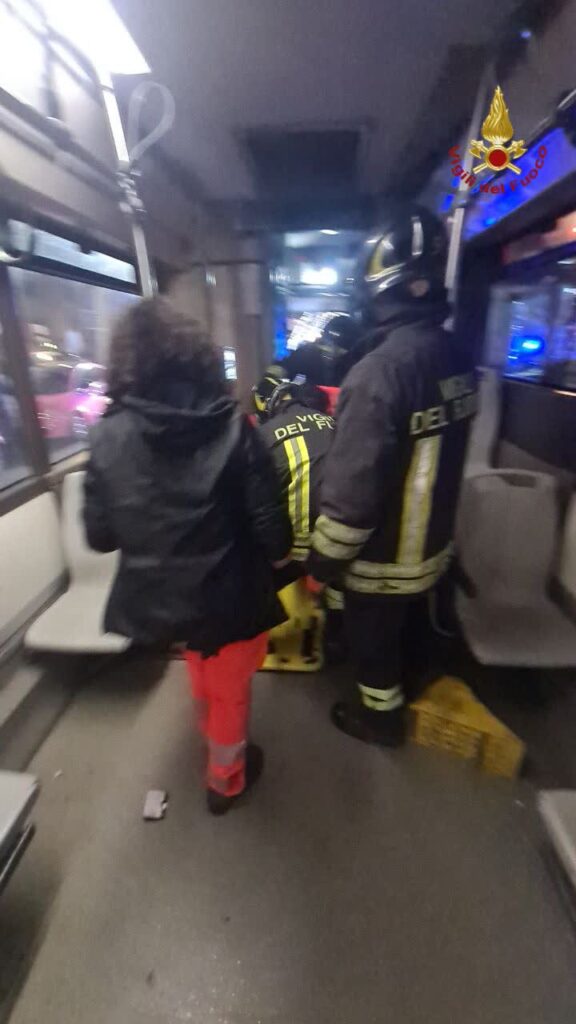 Roma, tamponamento tra autobus: quattro feriti 1