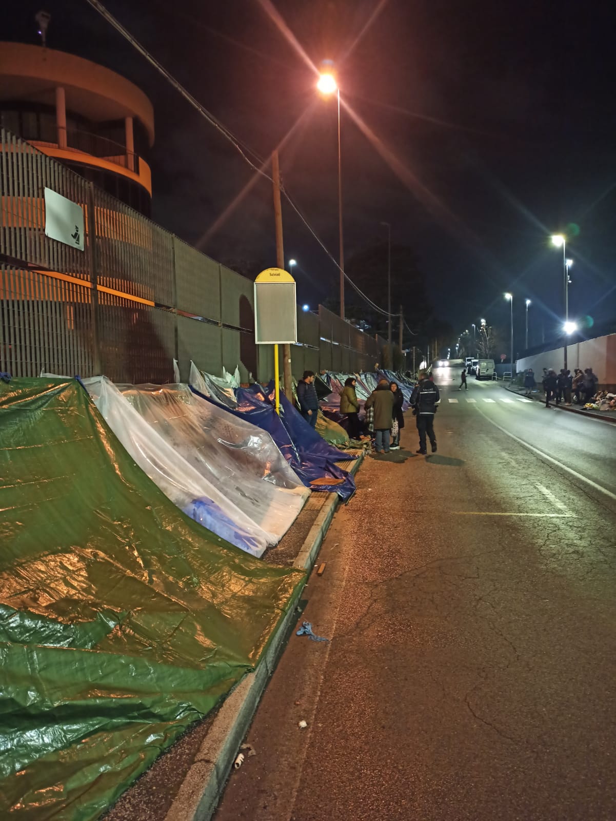 Roma, tendopoli davanti all'Ufficio Immigrazione. I vigili: "Viabilità a rischio" (VIDEO) 1