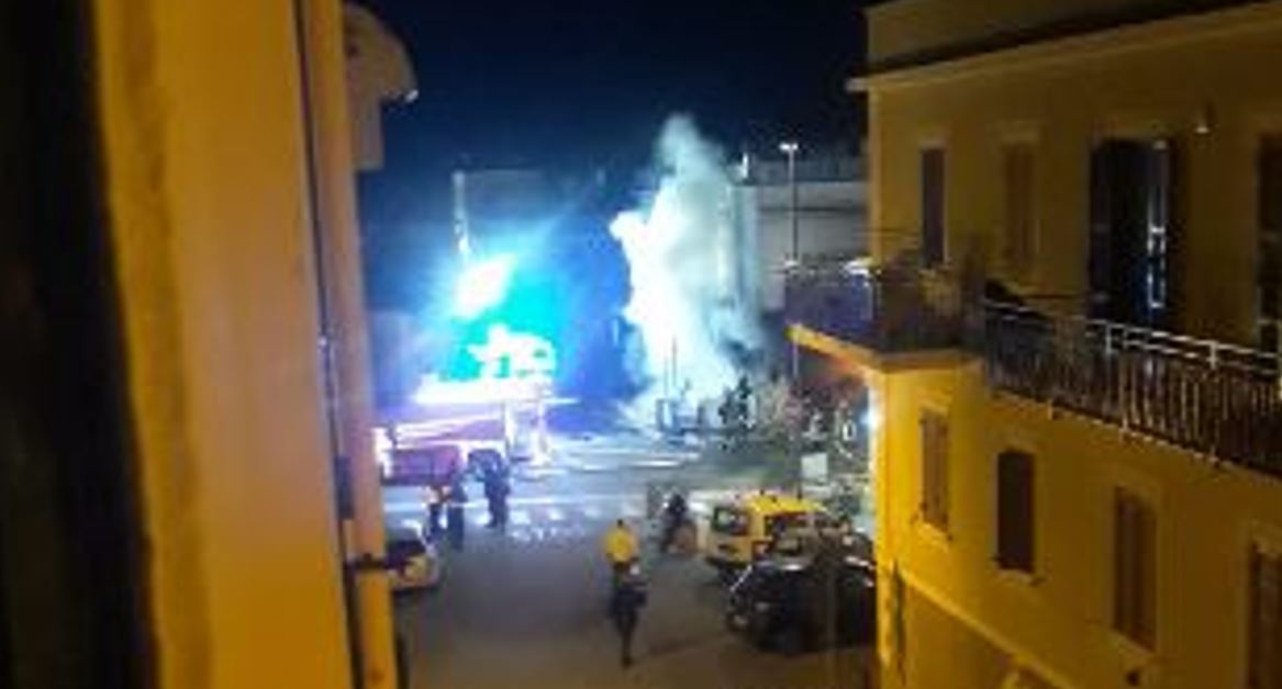 Santa Marinella, va a fuoco un negozio: persone evacuate e pompieri in  azione