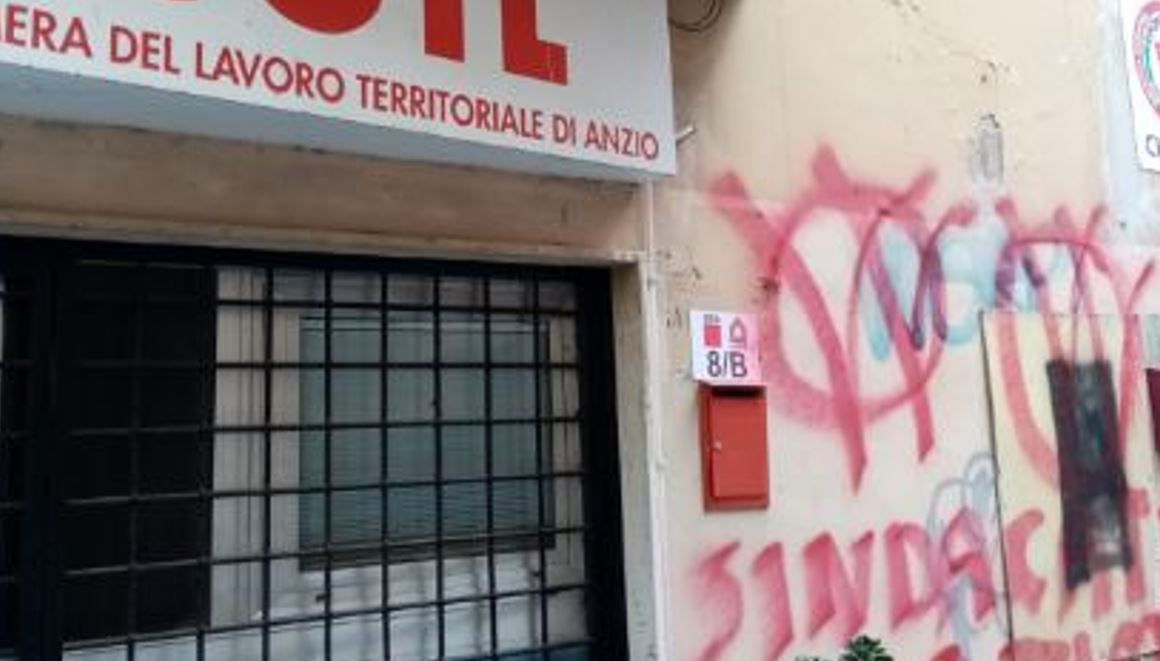 Anzio, imbrattate da scritte "No Vax" le mura della sede della Cgil: "Sindacati Nazisti" 1