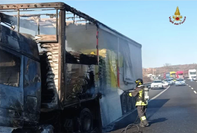Tir a fuoco sulla A1 Roma-Napoli: code chilometriche tra diramazione Nord e Guidonia 2