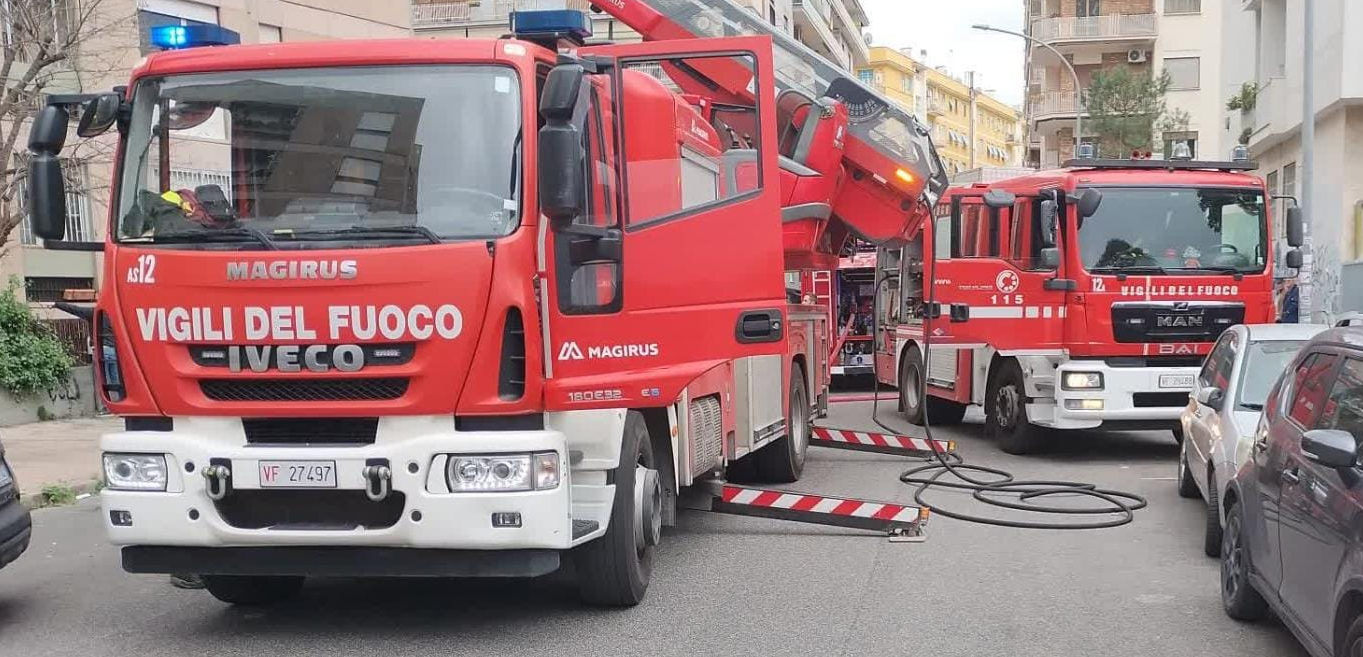 Roma, scordano il phon acceso: incendio distrugge appartamento, salve madre e figlia 1