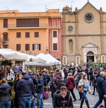 Banchi nella Fiera di San Giuseppe Artigiano a Tivoli