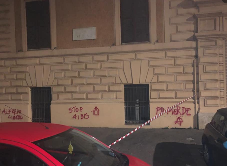 Roma, bomba carta distrugge ingresso della sezione Pd 2