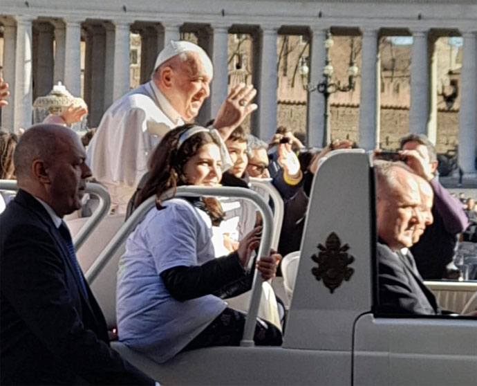 I bimbi della primaria "Don Milani" di Cerveteri vanno da Papa Francesco: lui li invita a salire sulla jeep 1