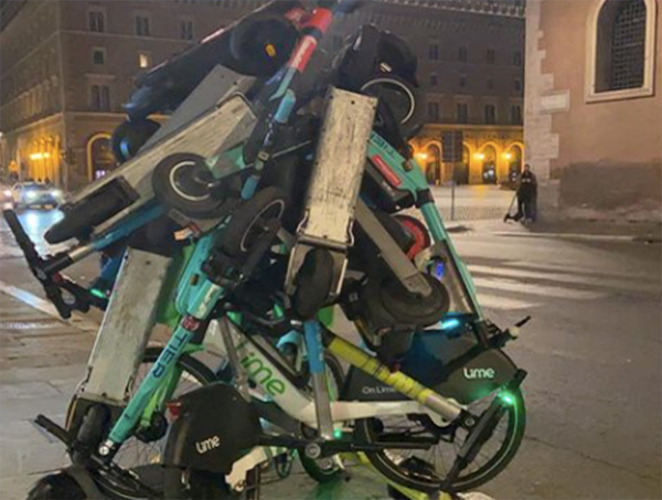 Roma, insofferente all'invadenza dei monopattini in centro ne fa una "scultura": intervengono i vigili urbani 1