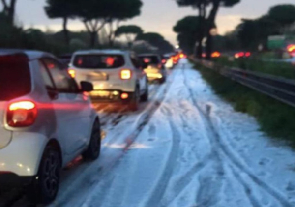 Roma, via Cristoforo Colombo chiusa per il ghiaccio: traffico deviato 1