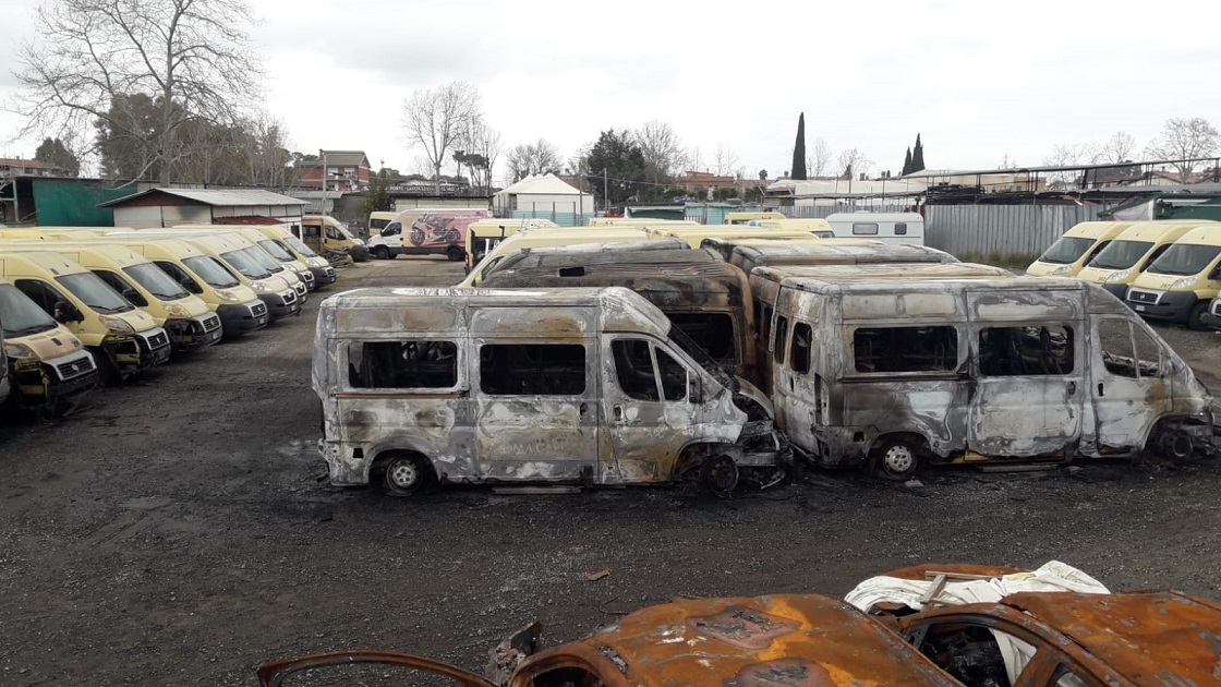 Ostia, i 22 scuolabus bruciati: gli inneschi in più punti 1