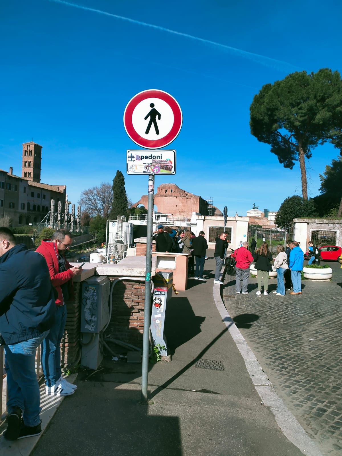 Misteri al Colosseo: divieto di transito ai pedoni sul marciapiedi 1