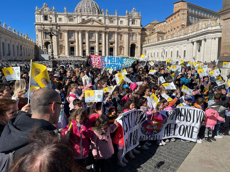 I bimbi della primaria "Don Milani" di Cerveteri vanno da Papa Francesco: lui li invita a salire sulla jeep 2