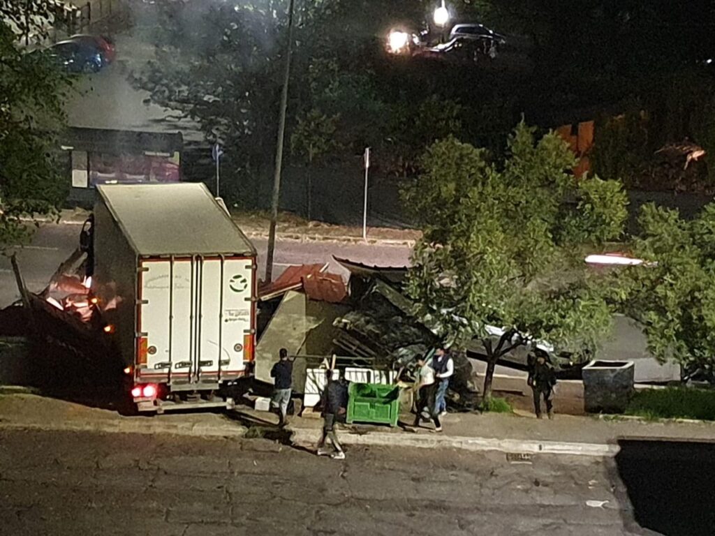 Roma, camion travolge una rivendita: strada chiusa per due ore 1