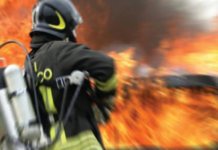 Nettuno, incendio distrugge vetture e scooter: si indaga sulle cause