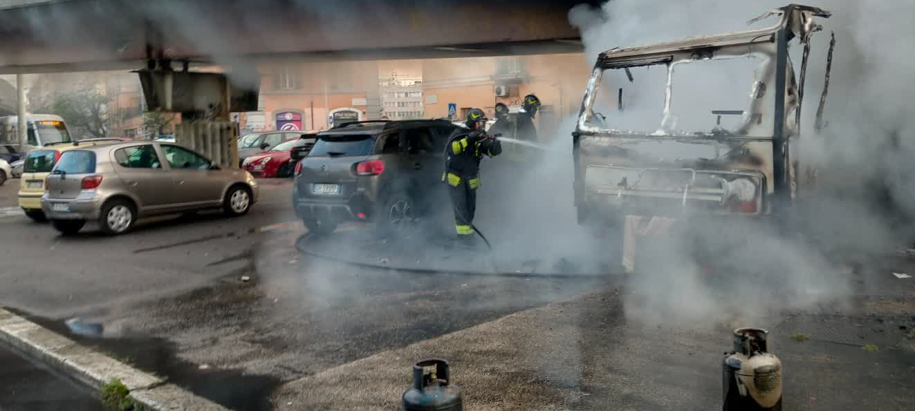 Roma, incendio sotto al viadotto. Un camper e diverse auto carbonizzate: tangenziale chiusa 2