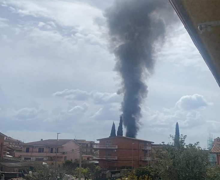 Roma, a fuoco ex falegnameria: impegnati oltre dieci mezzi dei pompieri. In pericolo le case 2