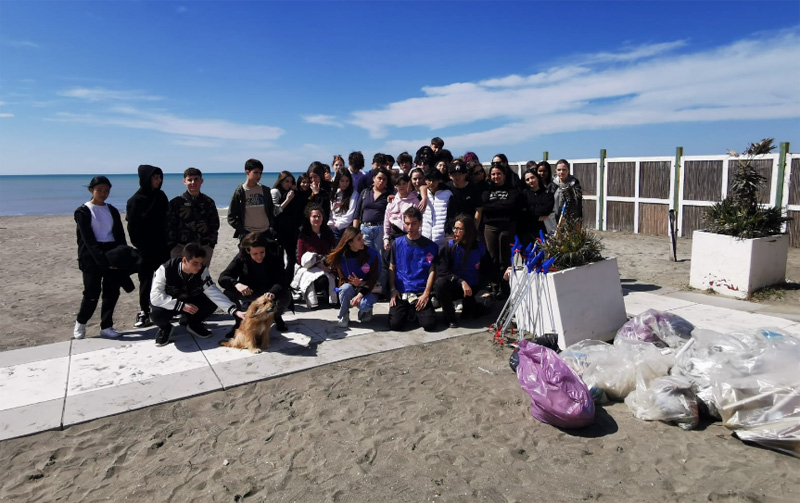 Ostia, "La Spiaggetta" invasa di rifiuti del weekend ripulita dagli studenti del progetto Retake Scuole (VIDEO) 1